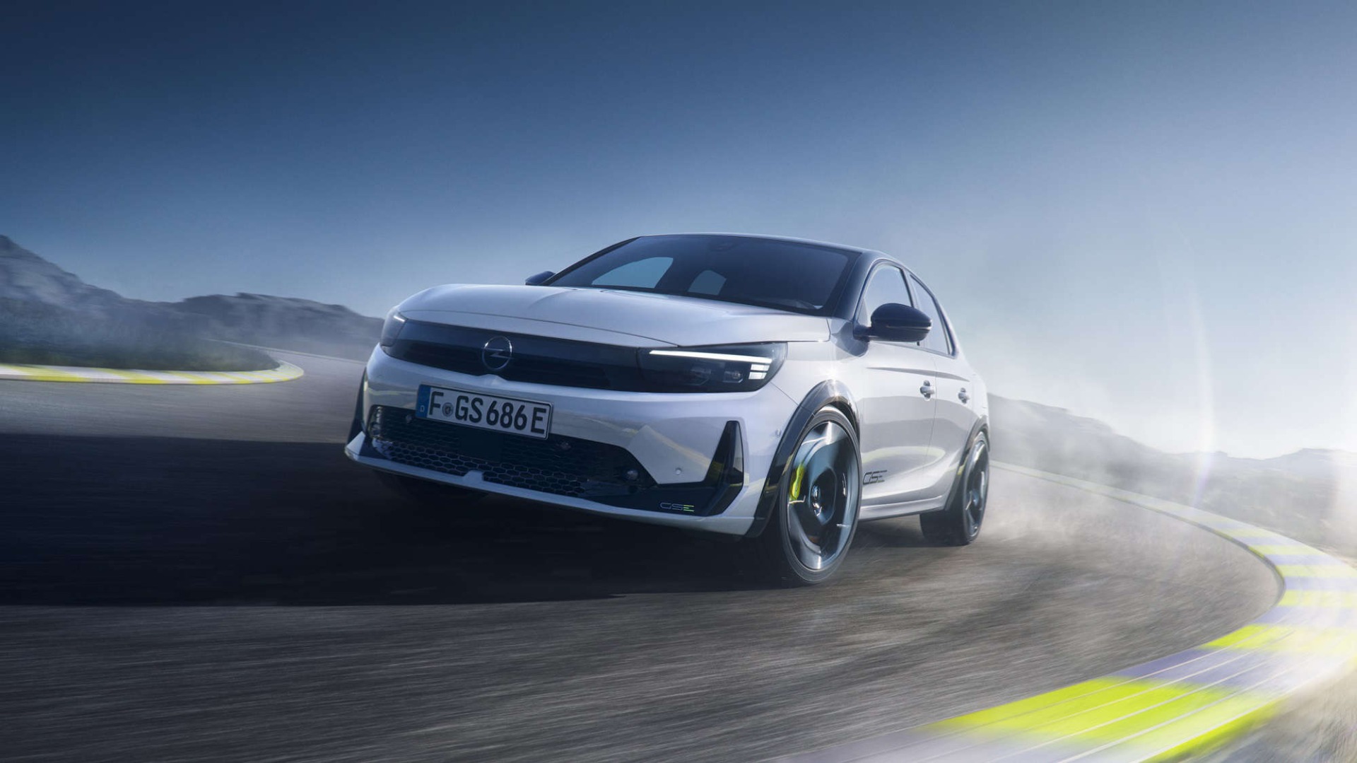 Opel Corsa GSE на трасі, вигляд спереду з лівого боку