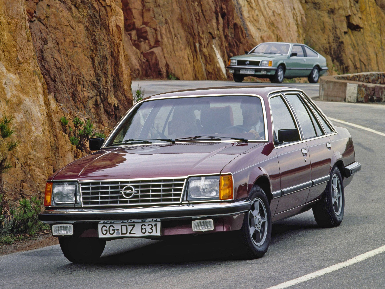 Седан Opel Senator A й купе Opel Monza зразка 1978 року