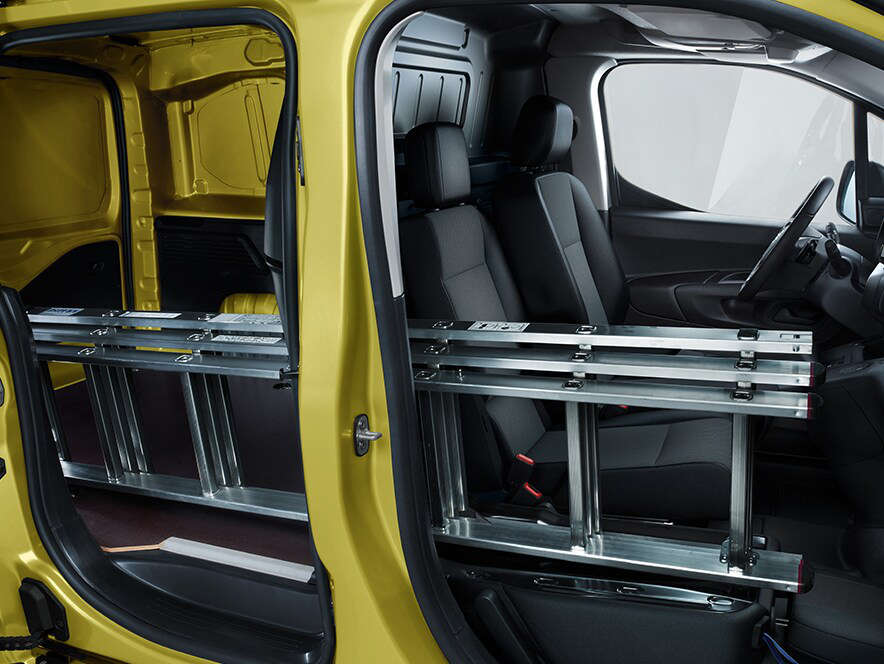 Вигляд збоку на новий Opel Combo Cargo, що показує можливість завантаження довгих предметів