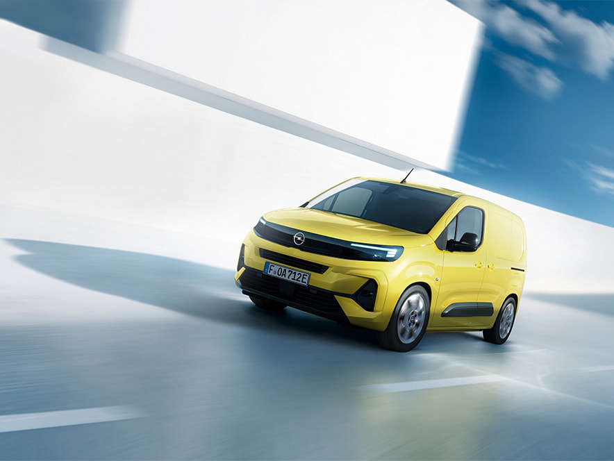 Вигляд спереду на новий Opel Combo Cargo Electric жовтого кольору у русі