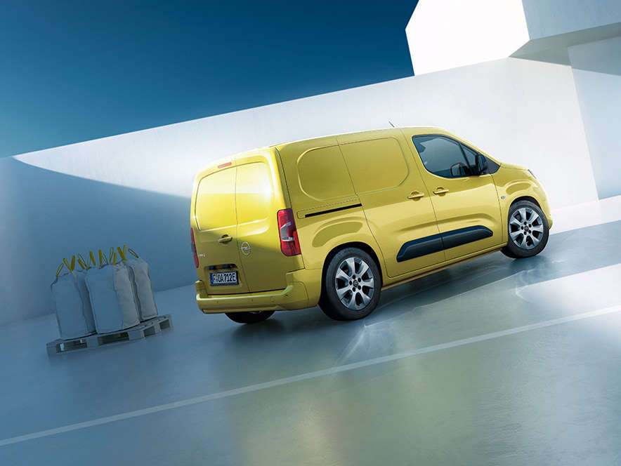 Вигляд ззаду на новий Opel Combo Cargo Electric жовтого кольору