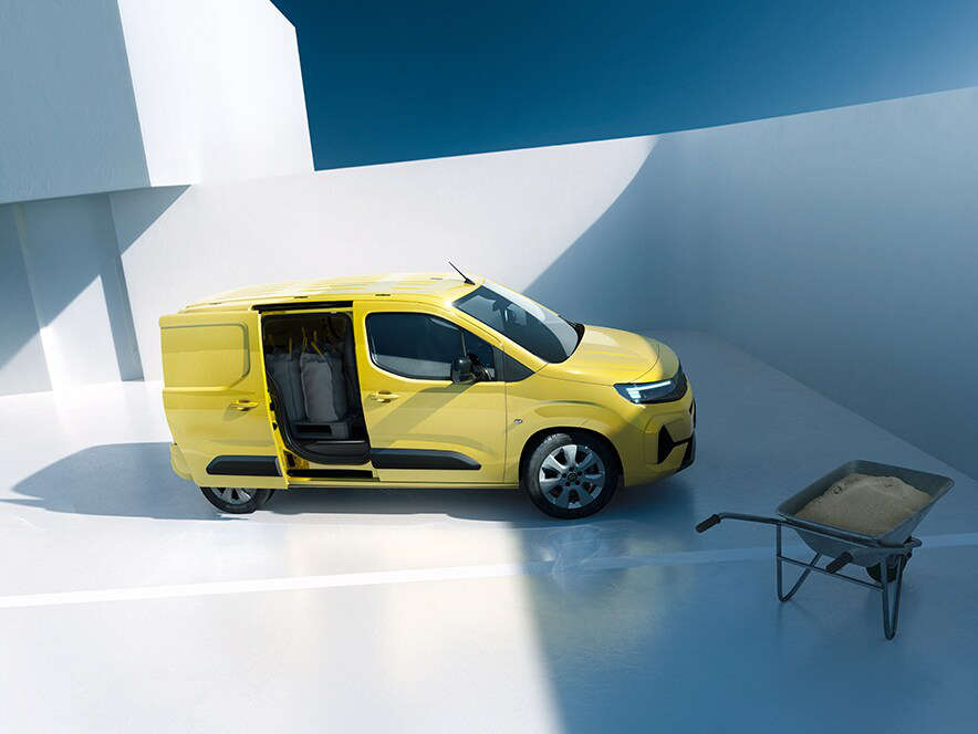 Вигляд з правого збоку на новий Opel Combo Cargo Electric з відчиненими відсувними дверима