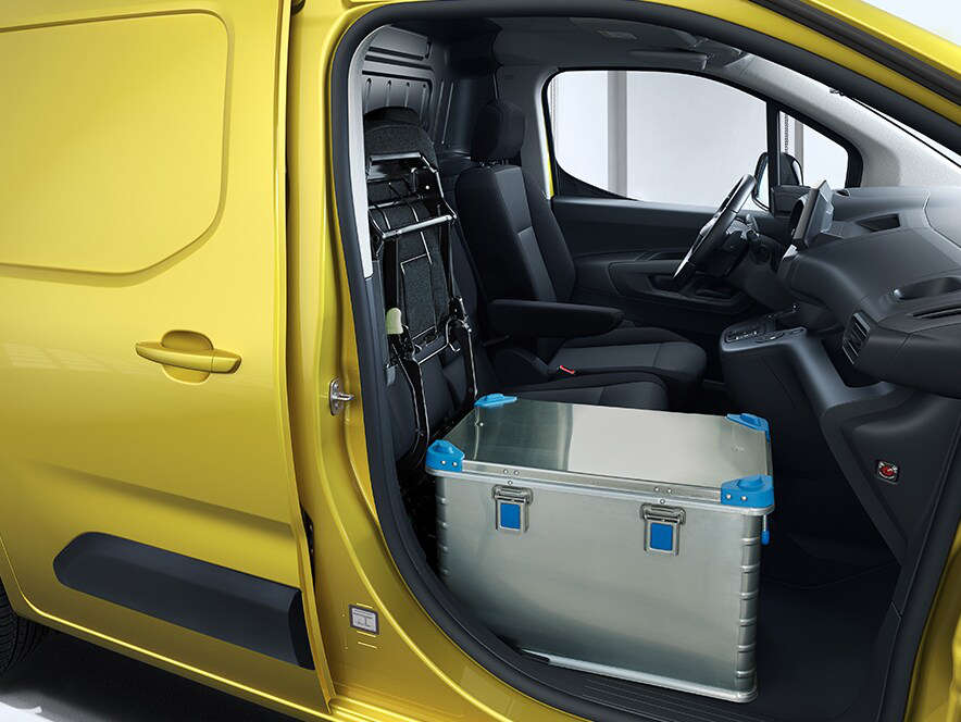 Складане пасажирське сидіння у новому електричному фургоні Opel Combo Cargo Electric крупним планом