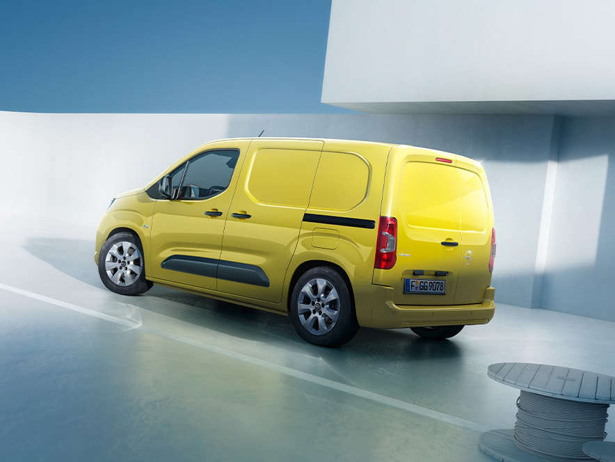 Вигляд з лівого боку на новий Opel Combo Cargo жовтого кольору