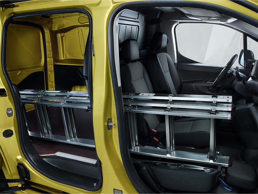 Вигляд збоку на новий Opel Combo Cargo, що показує можливість завантаження довгих предметів