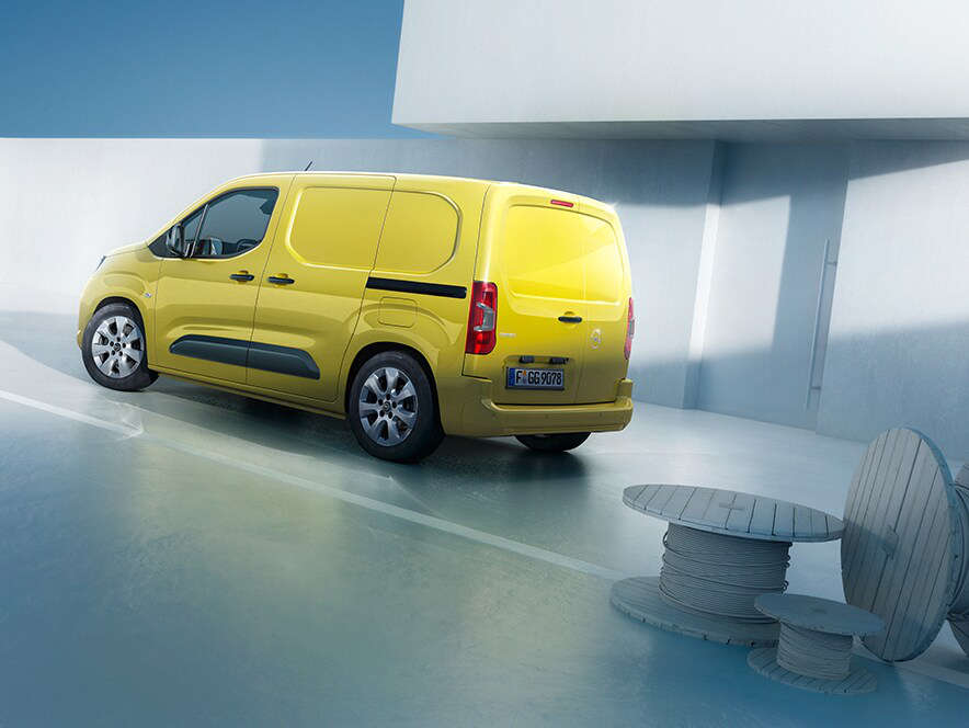 Новий Opel Combo Cargo жовтого кольору, вигляд з лівого боку