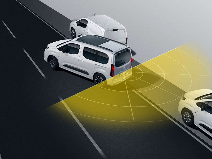 Вигляд зверху на білий Opel Combo на дорозі, що демонструє дію камери зворотного огляду