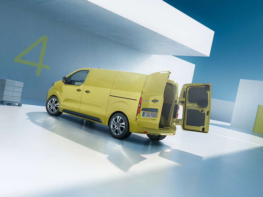 Вигляд ззаду з лівого боку на новий Opel Vivaro з відчиненими задніми дверима