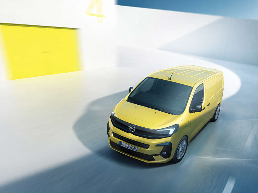 Вигляд спереду зверху з лівого боку на новий Opel Vivaro у русі